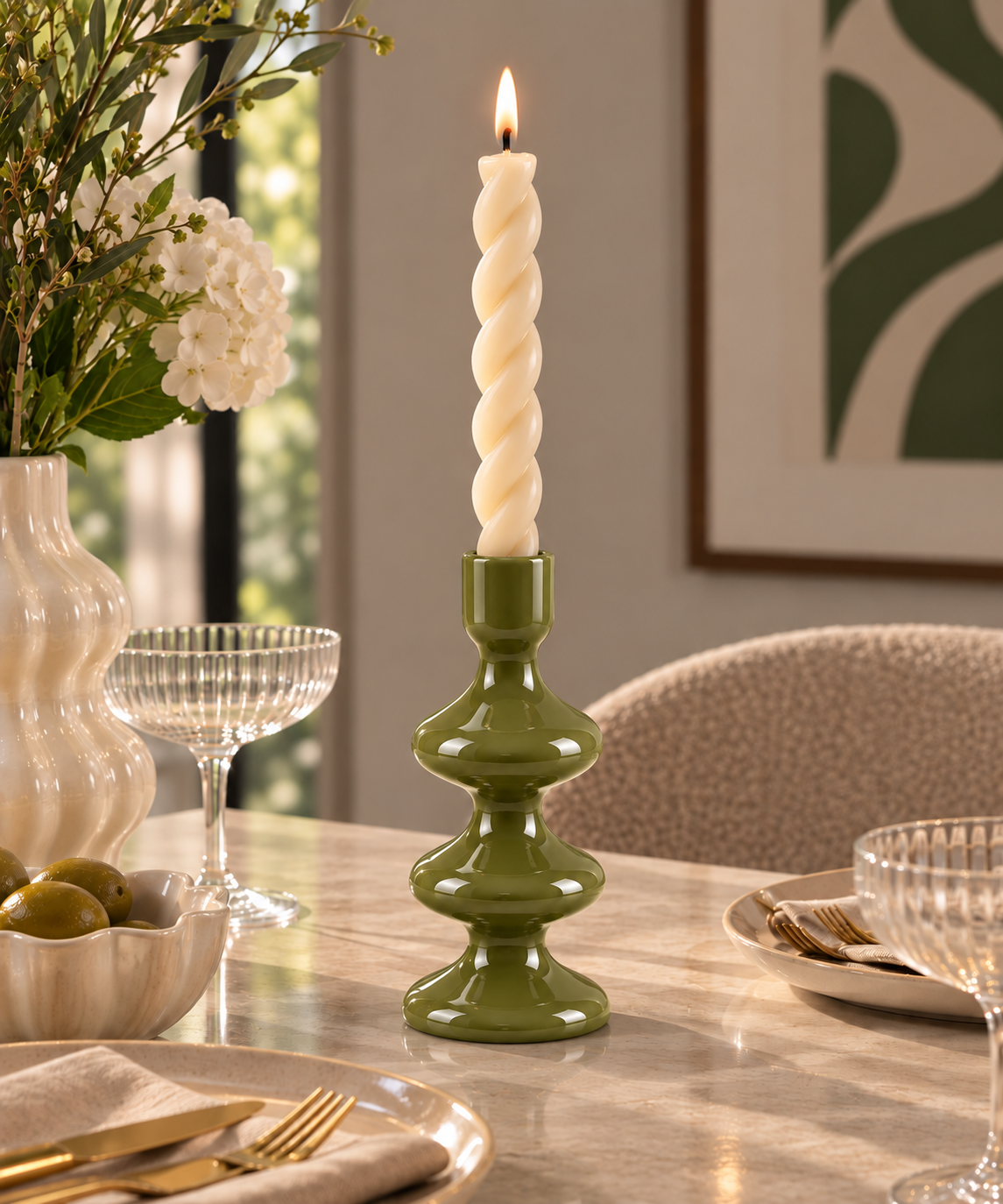 SERVED. Sculpted Light Kandelaar Olijfgroen – close-up