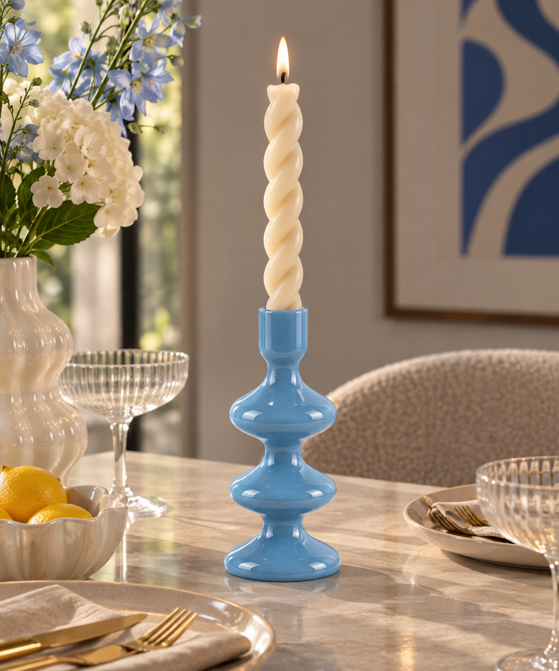 SERVED. Sculpted Light Kandelaar Lichtblauw – sfeerfoto