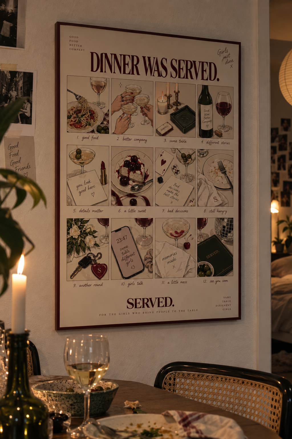 Illustratieve SERVED. dinerposter ingelijst aan de muur in een warme eethoek