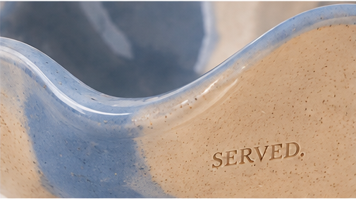 SERVED. keramische fruitschaal lichtblauw – detailfoto