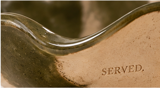 SERVED. keramische fruitschaal olijfgroen – detailfoto