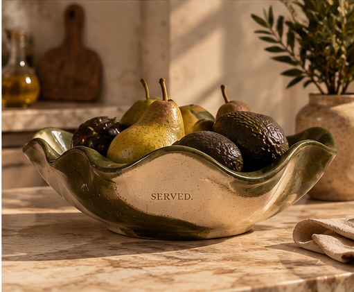 SERVED. keramische fruitschaal olijfgroen – sfeerfoto