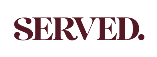 SERVED. logo in sierlijke burgundy letters