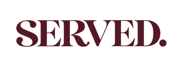 SERVED. logo in sierlijke burgundy letters