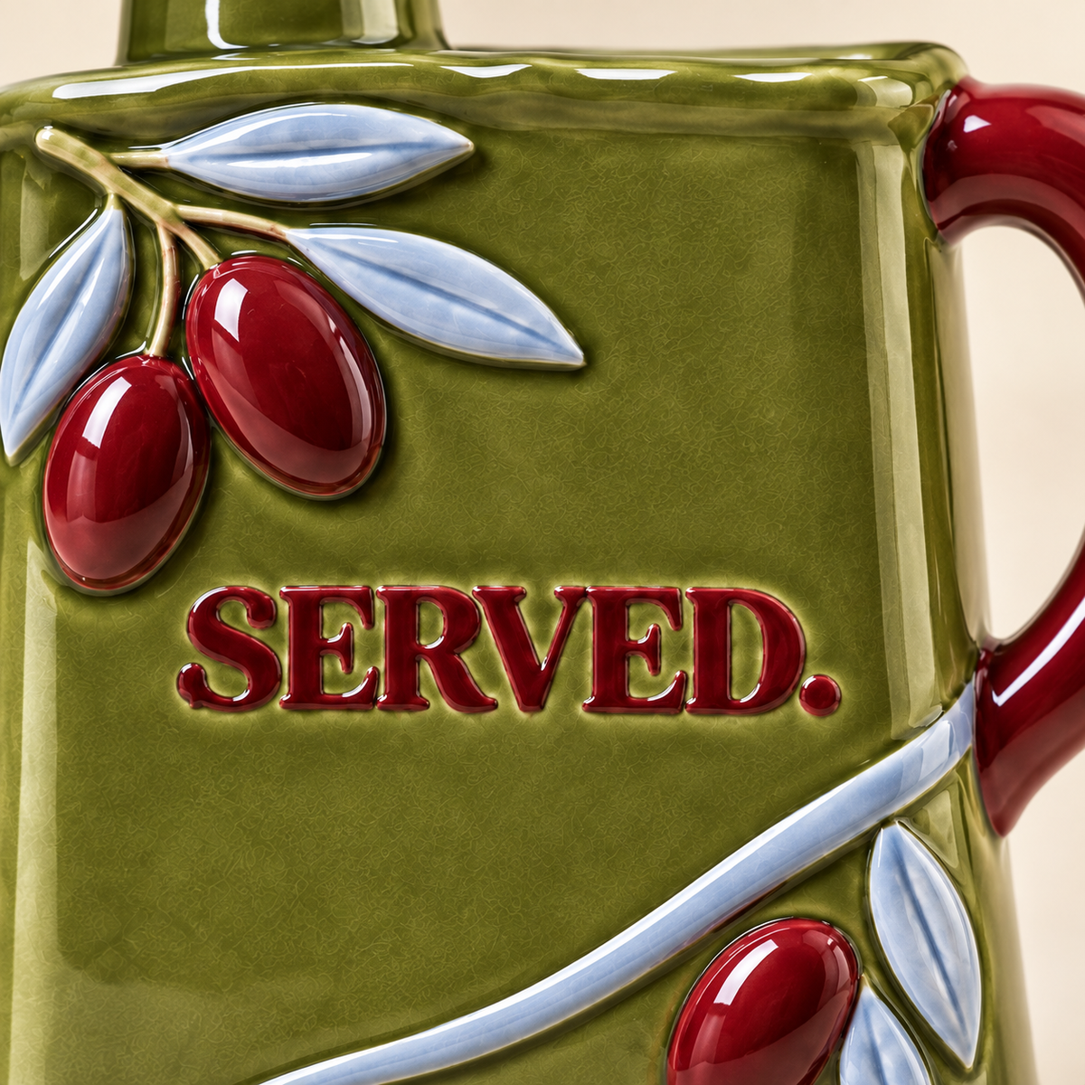 Close-up van de SERVED. olijfoliehouder met reliëf van olijven en logo