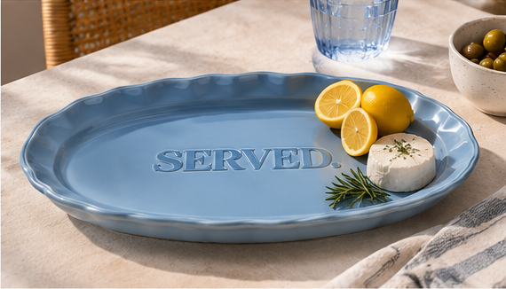 SERVED. Signature Serveerschaal Lichtblauw – sfeerfoto