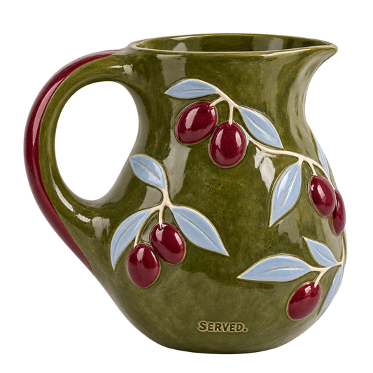 SERVED. Olive Pour keramische waterkaraf in olijfgroen met burgundy en lichtblauwe details